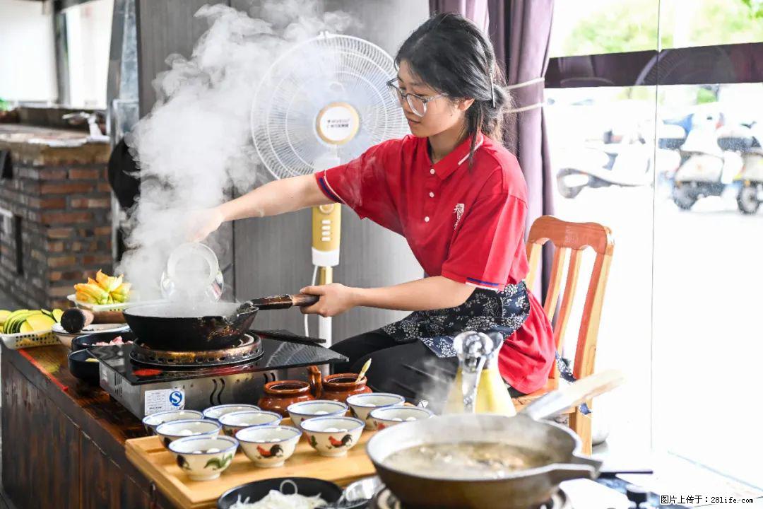 全网追的“扁担女孩”，找了一份暑假工，时薪12元 - 周口生活资讯 - 周口28生活网 zk.28life.com
